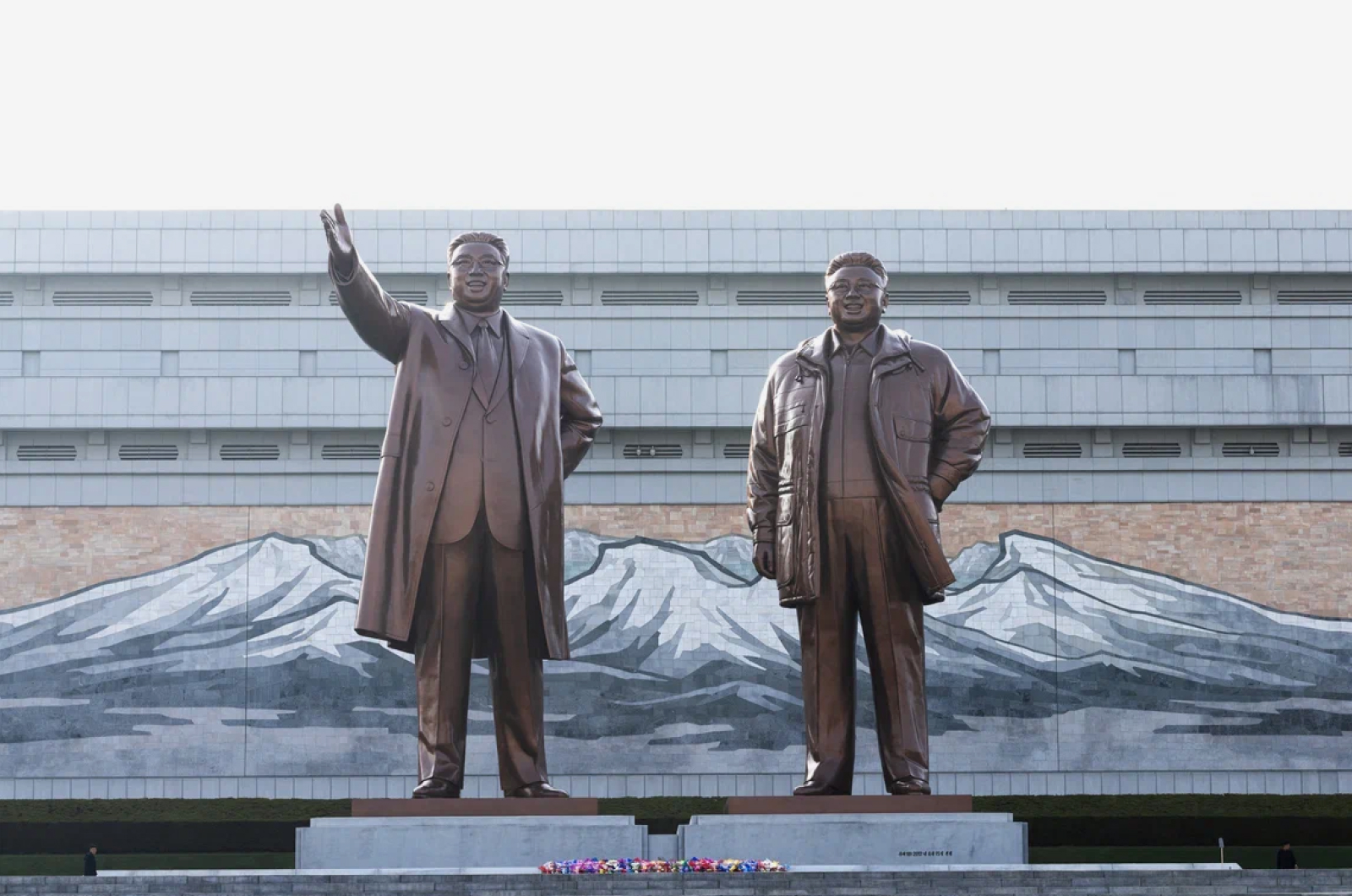 Монументы должны отображаться на фото в полный рост